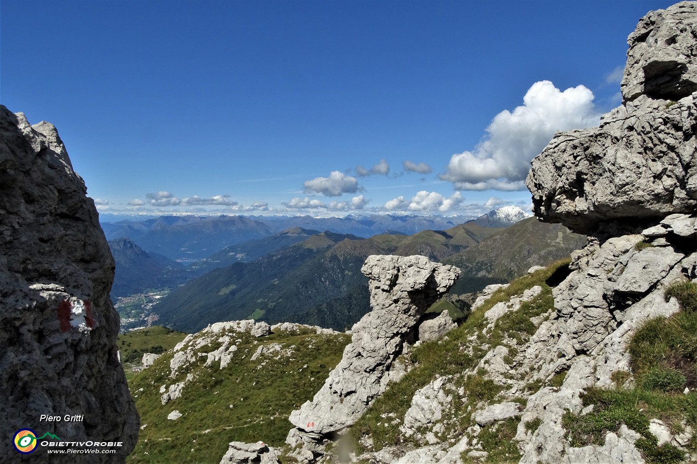 39 Dai roccioni finestra aperta verso la Valsassina  e il Legnone lievemente imbiancato.JPG